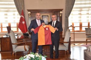 Albayrak'tan Vali Deniz'e Galatasaray forması