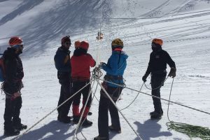 Bursa Uludağ'da zorlu kış şartlarında dağcılık eğitimi