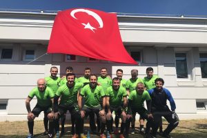 72 yaşında futbolcu performansıyla alkış alıyor