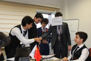 Liseli &ouml;ğrencilerden d&uuml;nya meselelerini yeni &ccedil;&ouml;z&uuml;mler