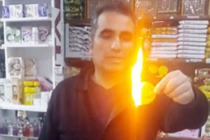 Bakkal cipsi ateşe verdi: "Vallahi istemeyerek satıyorum"