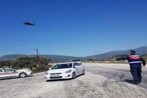 Kurallara uymayan s&uuml;r&uuml;c&uuml;ler helikopterden tespit edildi