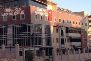 Polis m&uuml;zesinde filmleri aratmayan akılalmaz soygun!