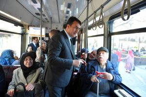 Bursa Osmangazi Belediye Başkanı D&uuml;ndar tramvaya bindi
