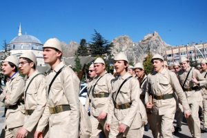 Onbeşliler Atalarının izinden y&uuml;r&uuml;d&uuml;