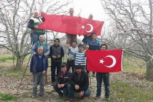 Elma iş&ccedil;ilerinden T&uuml;rk Bayraklı milli mesaj