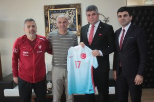 Oğuz &Ccedil;etin, Başsavcı Yılmaz'ı U17 Elit Tur ma&ccedil;larına davet etti