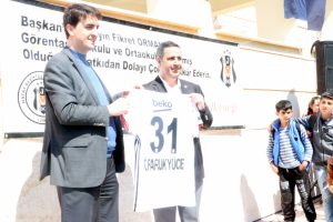 Suriye sınırındaki il&ccedil;ede &ouml;ğrencilere Beşiktaş forması