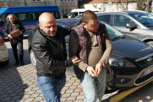 Otob&uuml;sten inerken 3 bin 24 adet uyuşturucu hapla yakalandı