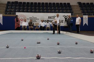 Yaşlılar gen&ccedil;lere taş &ccedil;ıkarttılar