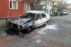 Evinin &ouml;n&uuml;nde yanan otomobilinin kundakladığını iddia etti