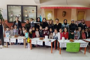 Sinemaya gitmek i&ccedil;in okulda simit sattılar