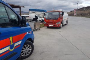 Jandarmadan ka&ccedil;ak akaryakıt operasyonu
