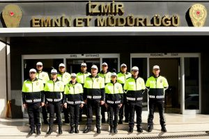 İzmir'de trafik polisleri yeni &uuml;niformalarını giydi