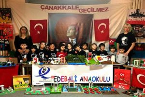 Minik &ouml;ğrenciler beslenme saatinde ekmek ve hoşaf yediler