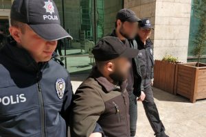 Kozmetik d&uuml;kkanından hırsızlık yapan 2 Iraklı tutuklandı