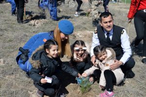 Jandarma personeli &ouml;ğrencilerle fidan dikti