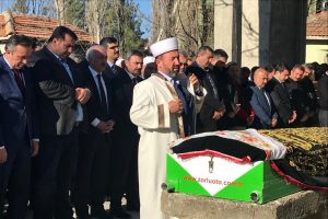 AK Parti'li vekil annesinin cenaze namazını kendi kıldırdı