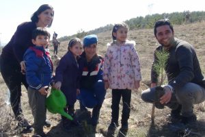 Jandarma ve &ouml;ğrenciler birlikte fidan dikti