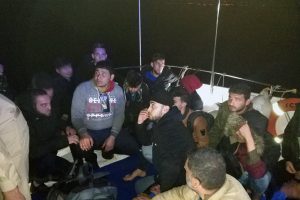 Düzensiz göçmenler Sahil Güvenlik helikopterine yakalandı