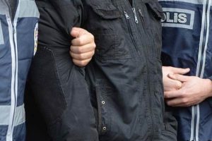 Meslekten ihra&ccedil; edilen &ouml;ğretmene FET&Ouml;'den g&ouml;zaltı