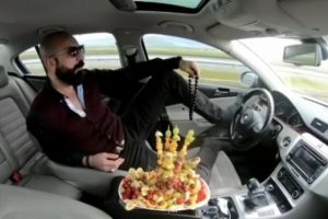 Ayağıyla otomobil kullanıp, meyve yiyen s&uuml;r&uuml;c&uuml;n&uuml;n cezası belli oldu