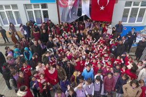 Minik bedenleri ile yazdılar, "&Ccedil;anakkale ge&ccedil;ilmez"