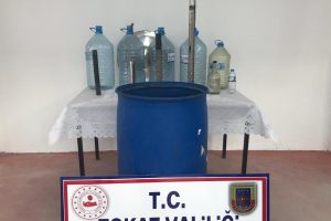 &Uuml;rettiği 200 litre alkolle jandarmaya yakalandı