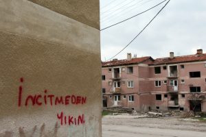 Yıkılacak binalarda ilgin&ccedil; duvar yazıları: Binaları yıkın ama i&ccedil;ine hayallerimizi de katın