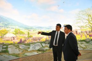 Bursa Osmangazi Belediye Başkanı Dündar, rakibi Aydın'a Fetih Müzesi'ni gezdirdi