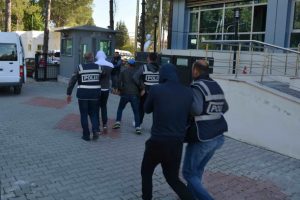 Ev hırsızları yakayı ele verdi