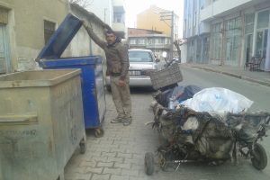 Ekmeğini &ccedil;&ouml;pten &ccedil;ıkarıyor