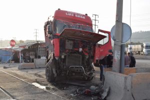 Tren tıra &ccedil;arptı, faciadan d&ouml;n&uuml;ld&uuml;