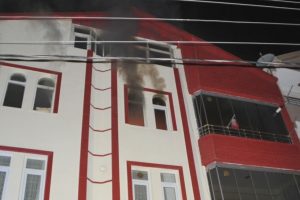 D&uuml;d&uuml;kl&uuml; tencere evi yaktı: 2 yaralı