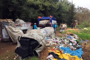 Hurda ve atıklarla dereyi kirleten 6 Suriyeliye işlem
