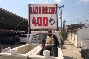 Bursa'da semt pazarında satılan hazır mezarlar şaşırttı