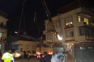 'Dur' ihtarına uymayan s&uuml;r&uuml;c&uuml; &ccedil;arptığı duvarda asılı kaldı