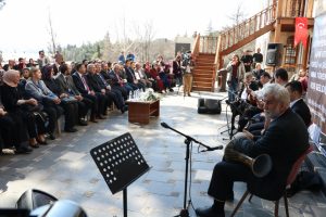 G&ouml;rme engelliler Aşık Veysel'i t&uuml;rk&uuml;leriyle andı