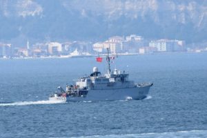 Fransız mayın avlama gemisi boğazdan ge&ccedil;ti