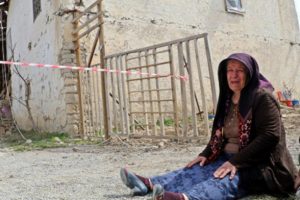Depremde evleri yıkılan vatandaşlar: &Ccedil;atı ayrıldı ve g&ouml;ky&uuml;z&uuml;n&uuml; g&ouml;rd&uuml;k