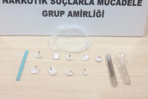 Polis durdurduğu ara&ccedil;ta uyuşturucu ele ge&ccedil;irdi