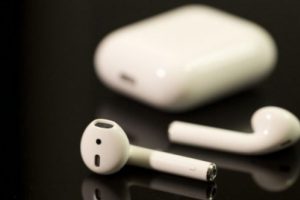 Apple Airpods kulaklıklarının yeni modelini piyasaya s&uuml;rd&uuml;