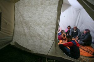 Depremin ardından halk geceyi &ccedil;adırlarda ge&ccedil;irdi