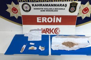 Aranan 2 kişi, uyuşturucuyla yakalandı