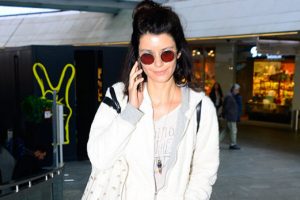 Beren Saat telefonu elinden d&uuml;ş&uuml;rmedi