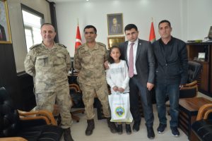 İstiklal Marşını en g&uuml;zel okuyan &ouml;ğrenci &ouml;d&uuml;llendirildi