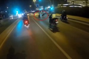 Motosikletli magandanın tek teker kazası kamerada
