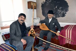 Aşık Veysel'i 106 yıllık sazıyla buluşturdu