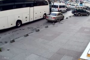 Motosikletle &ccedil;arptığı kadını bırakıp ka&ccedil;tı