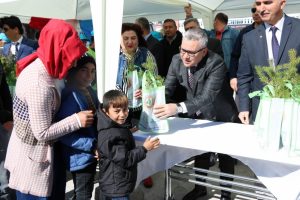 Niğde'de vatandaşlara &uuml;cretsiz fidan dağıtıldı